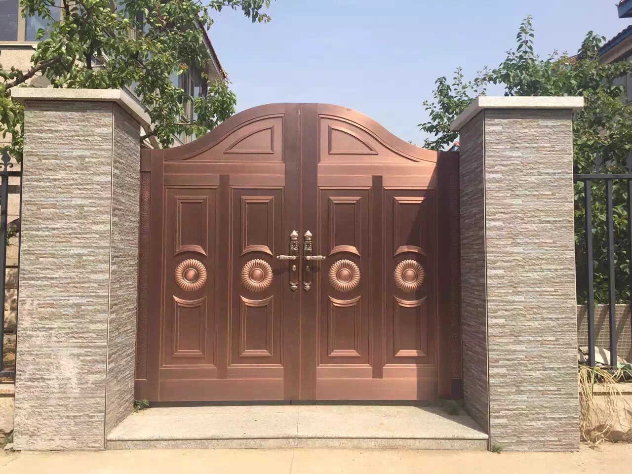 別墅鑄銅大門的清理方法