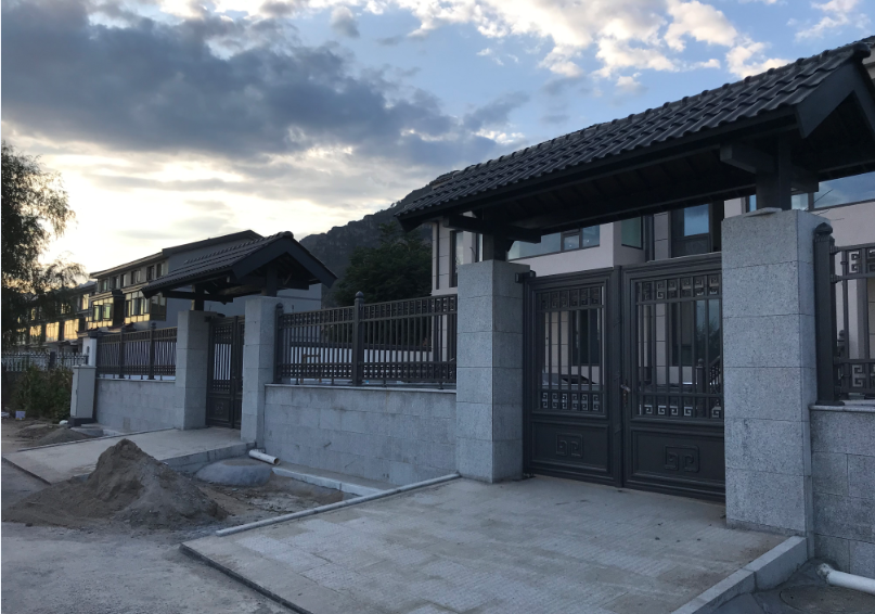 北京龍聚山莊電動平開門電機及圍欄安裝